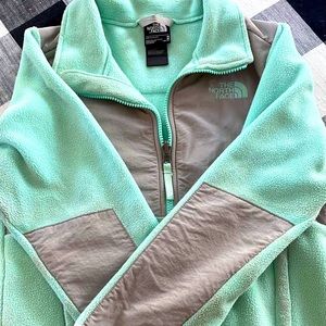 Teal and grey north face, great condition, no stains or discoloration